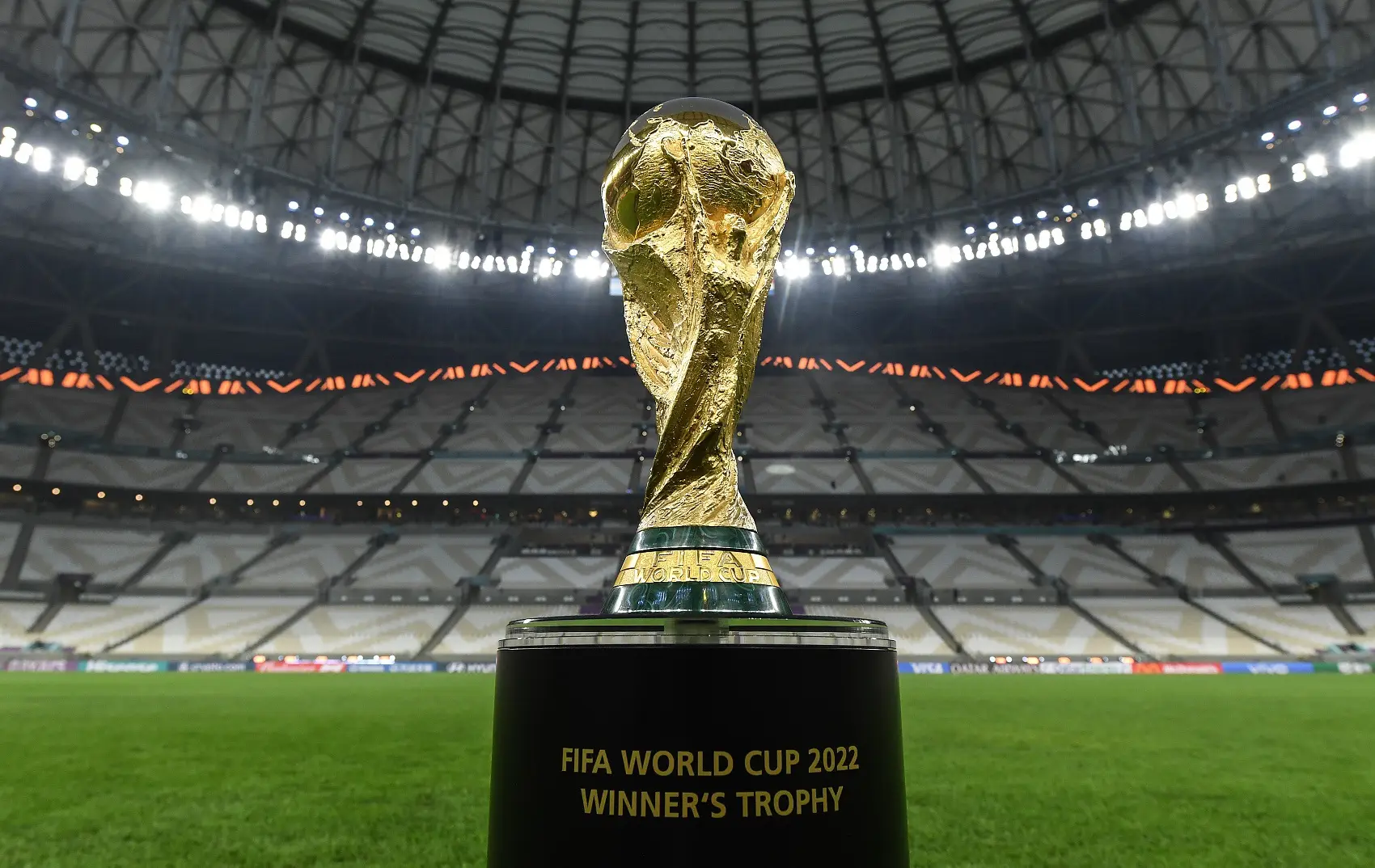 2026世界盃即將開踢，全球球迷再度掀起足球熱潮。這項源自19世紀英國的運動，歷經百年演進，如今成為全世界最具人氣的競技項目。